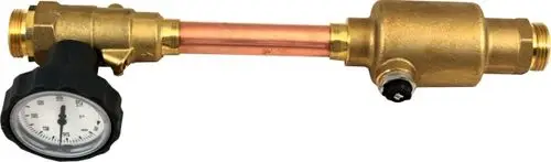 Brauner Vorlaufstrang mit Druckmanometer und Luftabscheider, Teil einer Solarpumpengruppe, hergestellt von Wolf. Die Verbindungselemente bestehen aus Messing und Kupfer.